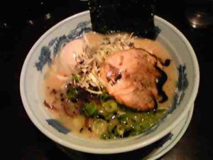 三代目(助) MARUSUKEの黒らぅめん（＋味玉）の口コミ　都営大江戸線『新宿西口駅』より徒歩1分