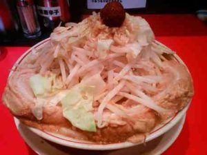 用心棒の豚ラーメンの口コミ　神保町駅 徒歩1〜2分