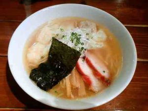 支那そば 八雲の白だし特製ワンタン麺ハーフの口コミ