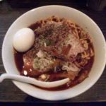 焼豚ソバ 黒ナベの焼豚ソバ+味玉の口コミ 東京メトロ有楽町線「東池袋駅」または都電荒川線「東池袋四丁目駅」から徒歩1分ほど