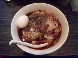 焼豚ソバ 黒ナベの焼豚ソバ+味玉の口コミ　東京メトロ有楽町線「東池袋駅」または都電荒川線「東池袋四丁目駅」から徒歩1分ほど