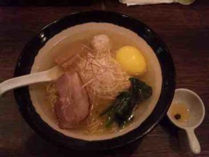 焙煎汐蕎麦処 金字塔のしおそば+味玉の口コミ　JR、南北線「赤羽駅、赤羽岩淵駅」両駅から徒歩約4、5分ほど