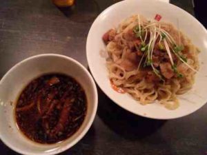 魁 肉盛りつけ麺 六代目けいすけの肉盛りつけ麺（並）の口コミ　東京メトロ千代田線「湯島駅」徒歩1分
