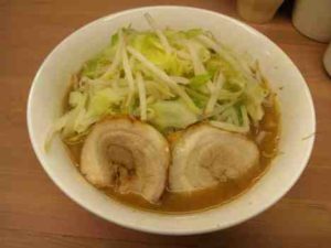 魔人豚のラーメンの口コミ　東武東上線「鶴ヶ島駅」から徒歩30秒ほど